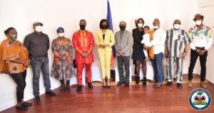 Chrisda Cerutil, Wilner Cyprien, Stephanie Clermezine Larrieux, Theo Alexis, En jaune la consule Wedlyne François Pierre, Le vice-consul Patrick Cauvin, Toya Dessalina Ramses, Frantz Romeus, James Fleurissaint