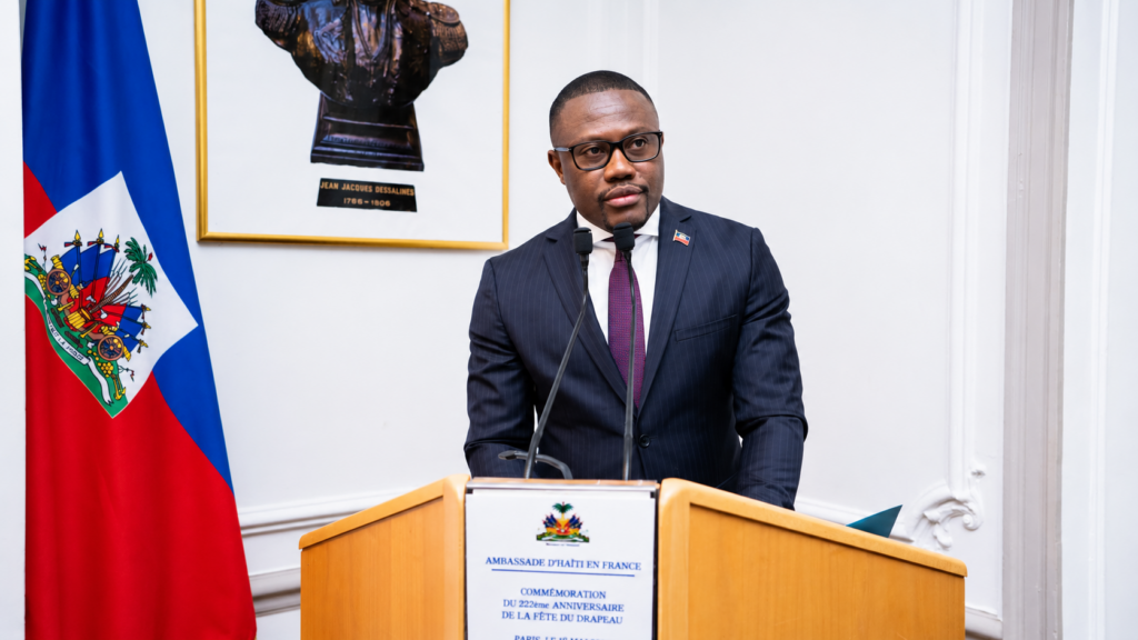 LOUINO VOLCY : UNE DIPLOMATIE D’ACTION AU SERVICE D’HAÏTI
Radio TV Fanfan Mizik vous invite à découvrir le parcours et les principales actions de Monsieur Louino VOLCY, Chef de Mission de l’Ambassade de la République d’Haïti en France.
Diplomate de carrière, juriste, avocat et écrivain, Monsieur VOLCY œuvre au renforcement des relations entre Haïti et la France, à la promotion de la culture haïtienne, au développement de la coopération universitaire et économique ainsi qu’au rapprochement de l’Ambassade avec la diaspora.
Depuis sa prise de fonction à la tête de la mission diplomatique, il multiplie les rencontres institutionnelles, les initiatives culturelles et les actions destinées à valoriser les étudiants, les entrepreneurs et les talents haïtiens en France.